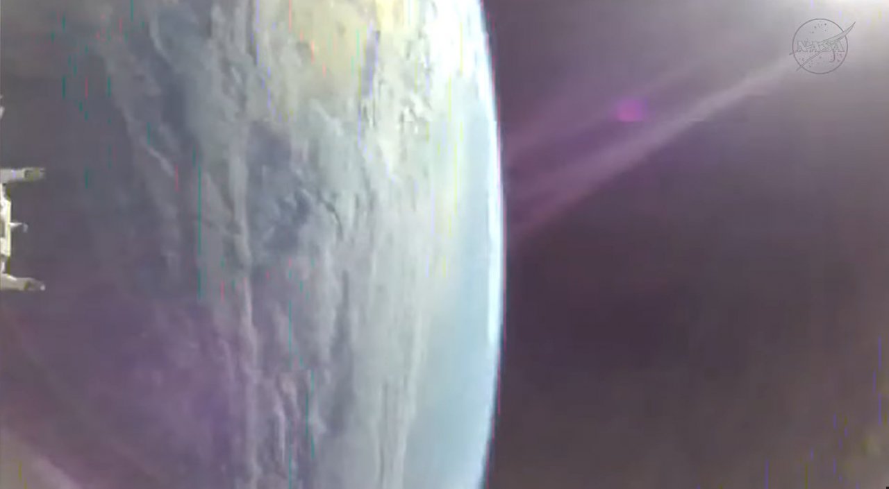 Po 24 urah v orbiti Orion na poti proti Luni