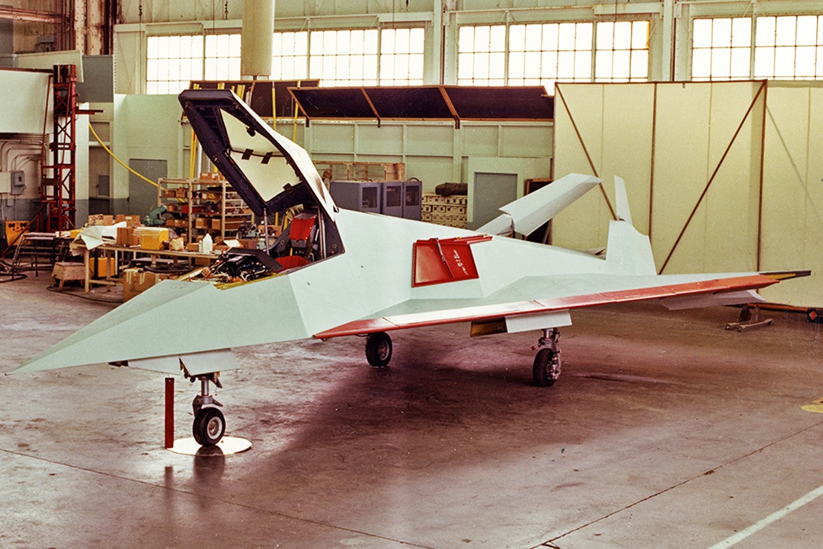 Prvi prototip Lockheedovega F-117, ki je bil oglat in ne zaobljen, a ena podobnost ostaja, vertikalna stabilizatorja sta zavihana navznoter kot pri F-19, čeprav je pozneje serijski Nighthawk imel obrnjena navzven.