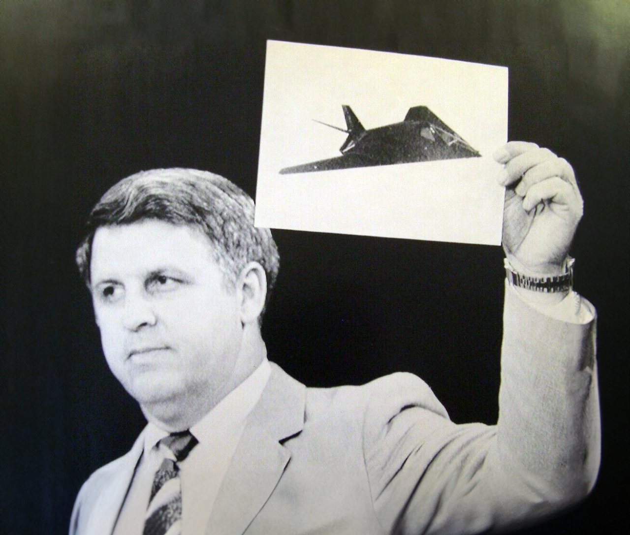 Vse teorije zarote so padle 9. novembra 1988, ko je namestnik sekretarja za obrambo, J. Daniel Howard, na tiskovni konferenci v Pentagonu pokazal fotografijo resničnega nevidnega letala, F-117A, ki je takrat letelo že sedem let, a zanj ni vedel nihče. Prvo radarjem nevidno letalo so upokojili 2008. 