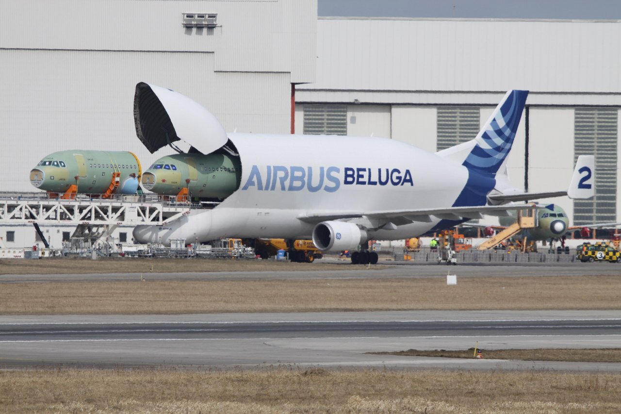 Odprt nos stare Beluge, kjer so nalagali nose manjšega A320. Hamburg Finkenwerder, 2013.