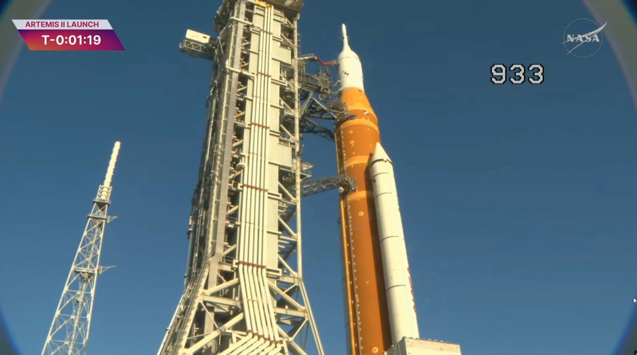 Artemis II uspešno poletel proti Luni