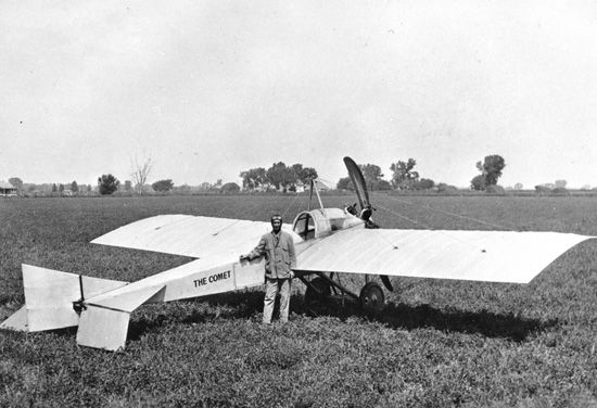 Cessna s svojim drugim letalom »The Comet«, izboljšano različico modela Silverwing, okoli leta 1916.