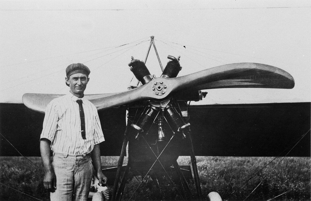 Cylde Cessna okoli 1917. Možakar, tehnični samouk, je spremenil letalstvo v temeljih. Umrl je 1954.