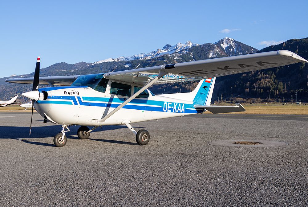Cessna 172 v zraku trčila v jadralno padalko, ki je čudežno preživela Cessna 172 v zraku trčila v jadralno padalko, ki je čudežno preživela