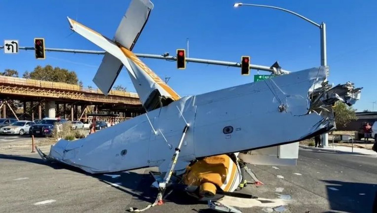Cessna strmoglavila na prometno cesto, med poškodovanimi tudi otrok Cessna strmoglavila na prometno cesto, med poškodovanimi tudi otrok