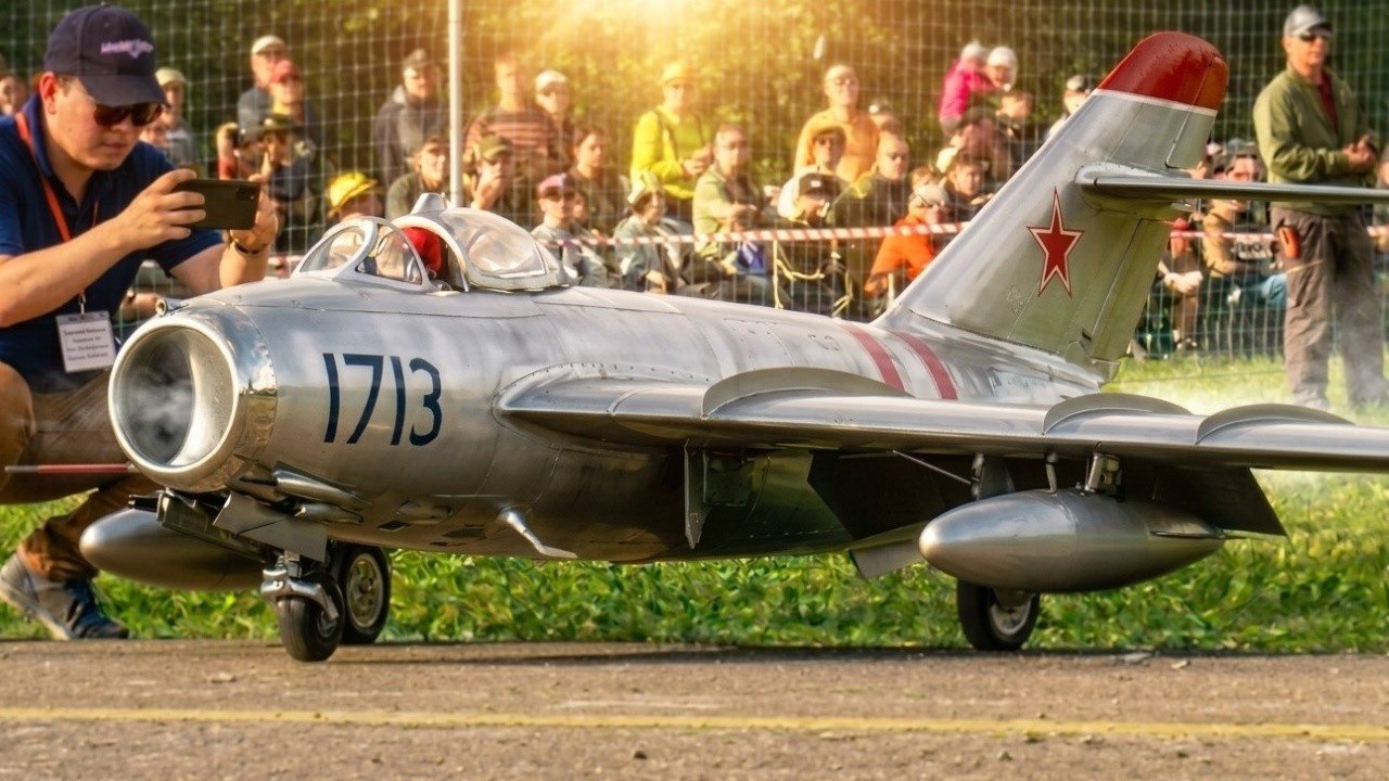 Velikanski RC reaktivci zavzeli nebo nad Švico Velikanski RC reaktivci zavzeli nebo nad Švico